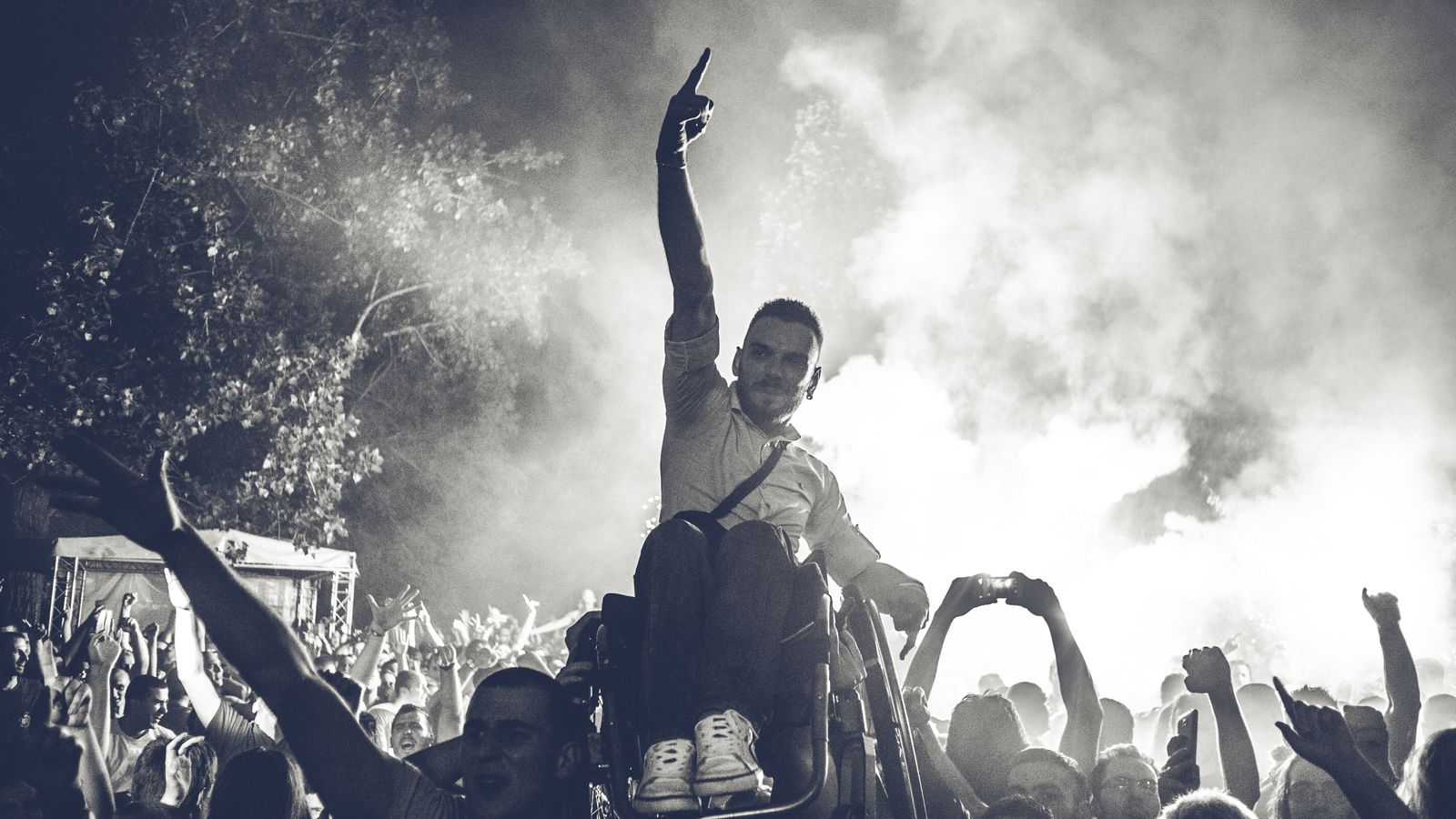 Un jove en cadira de rodes, durant un festival (arxiu)