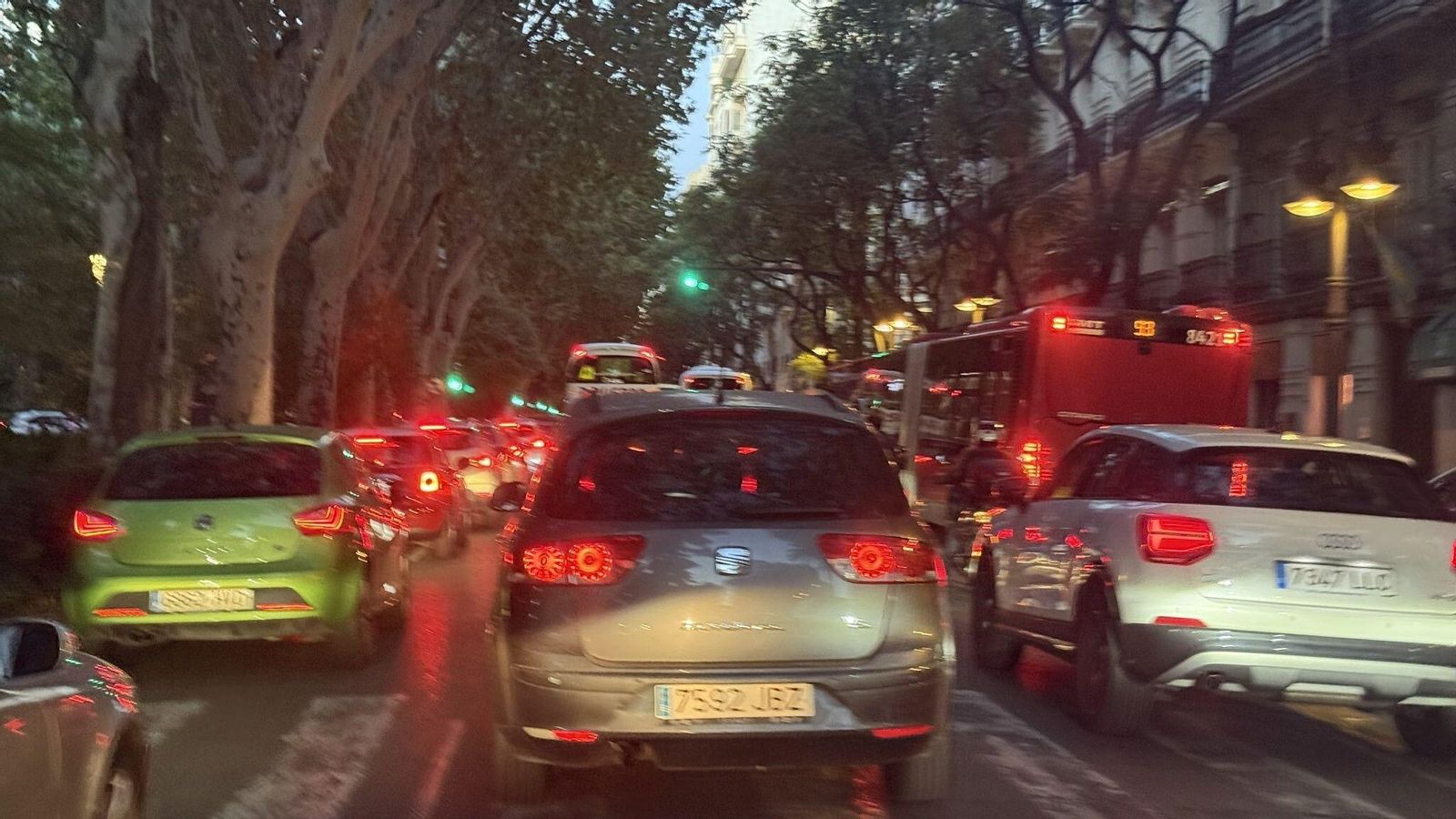 Embús que ha causat l'atropellament en la Gran Via de les Germanies de València este divendres al matí