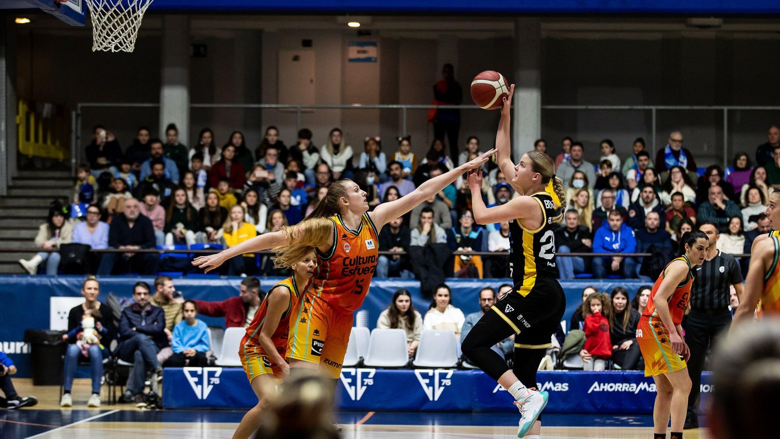 Lauren Cox tracta d'evitar una cistella rival