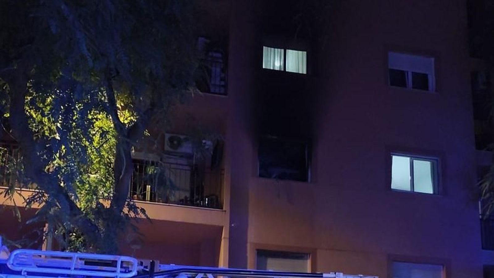 Un incendi obliga a evacuar un edifici de cinc plantes a Dénia