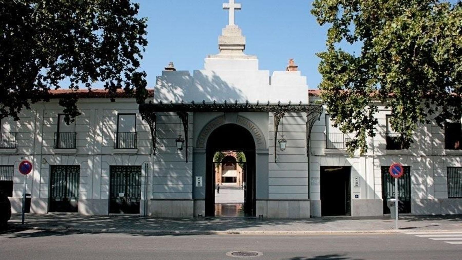 Imatge de l'entrada del cementeri municipal de València