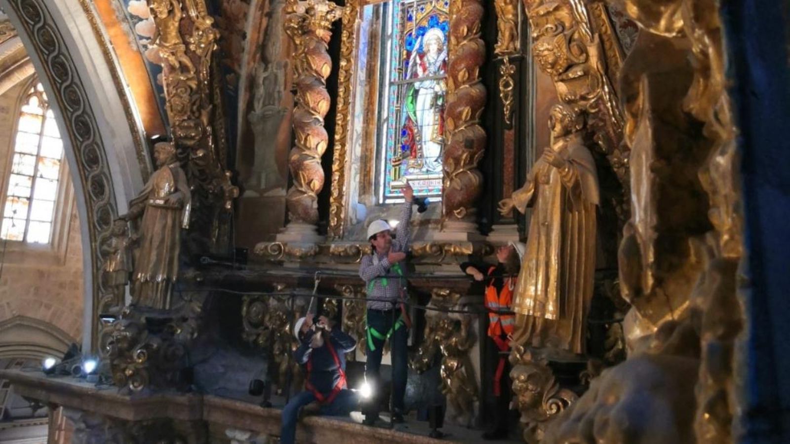 Dos tècnics visiten els frescos dels àngels músics que van pintar en 1472 Paolo de San Leocadio i Francesco Pagano