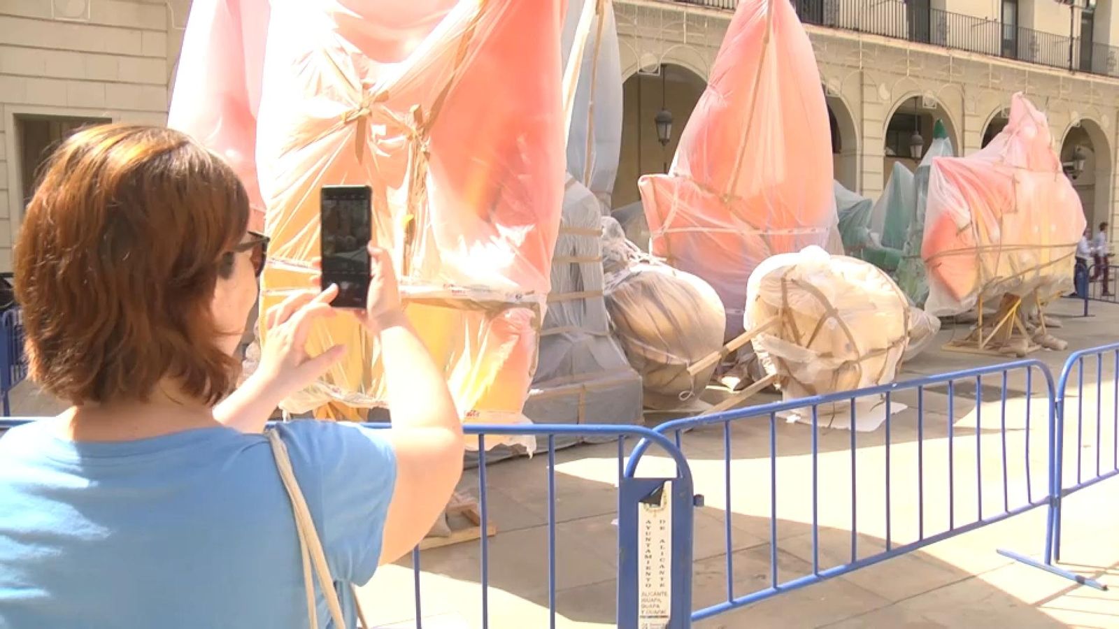 Les peces més grans de la foguera oficial arriben a la plaça de l’Ajuntament d’Alacant