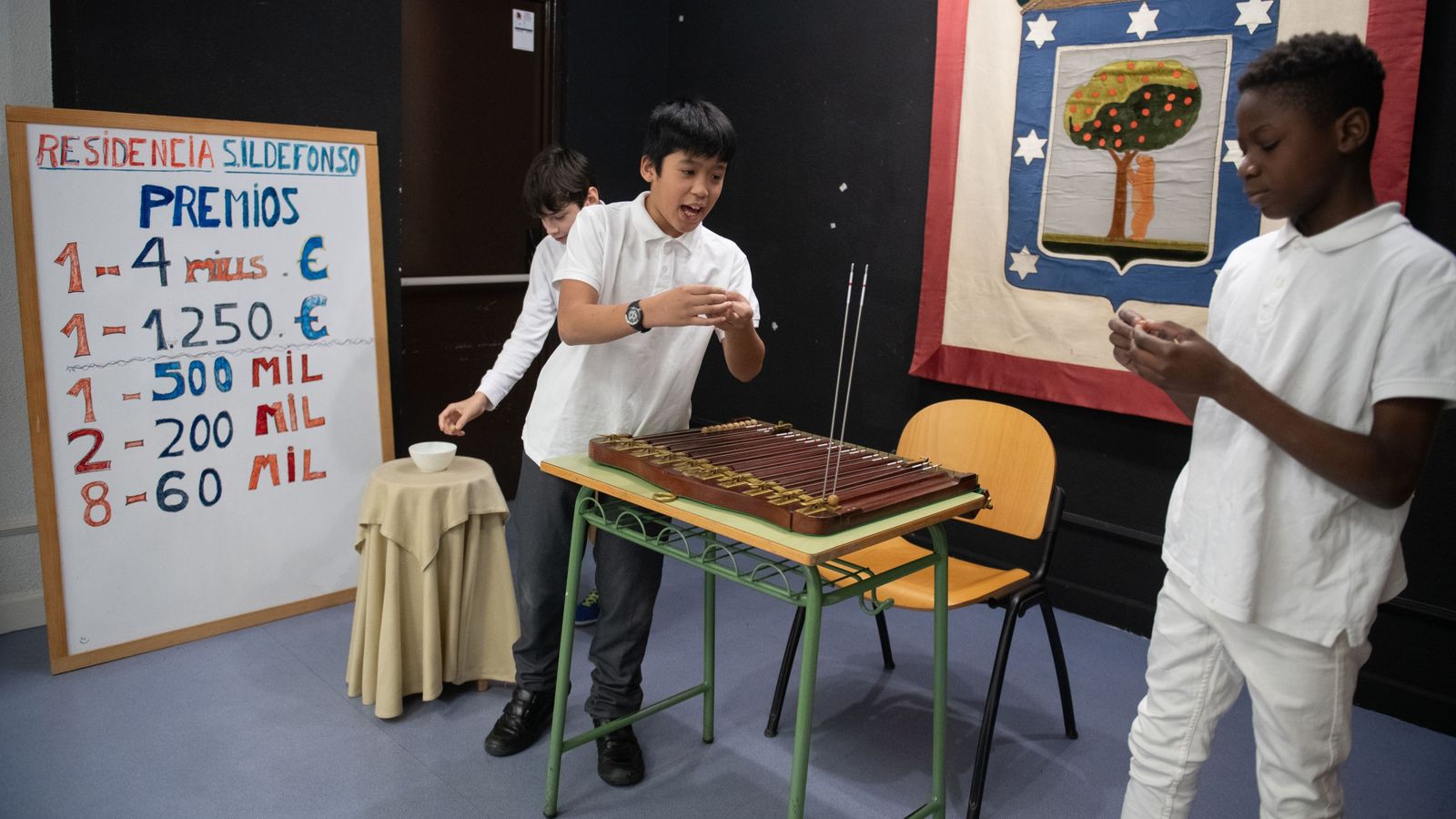 Els xiquets de Sant Ildefons que participaran en el sorteig del dia 22, durant l'assaig d'este dilluns al matí