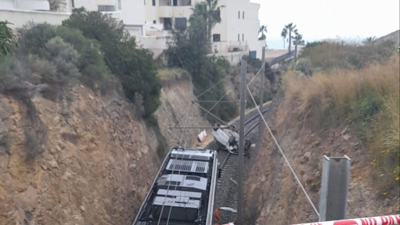 El cotxe ha quedat cap amunt sobre la via del Tram