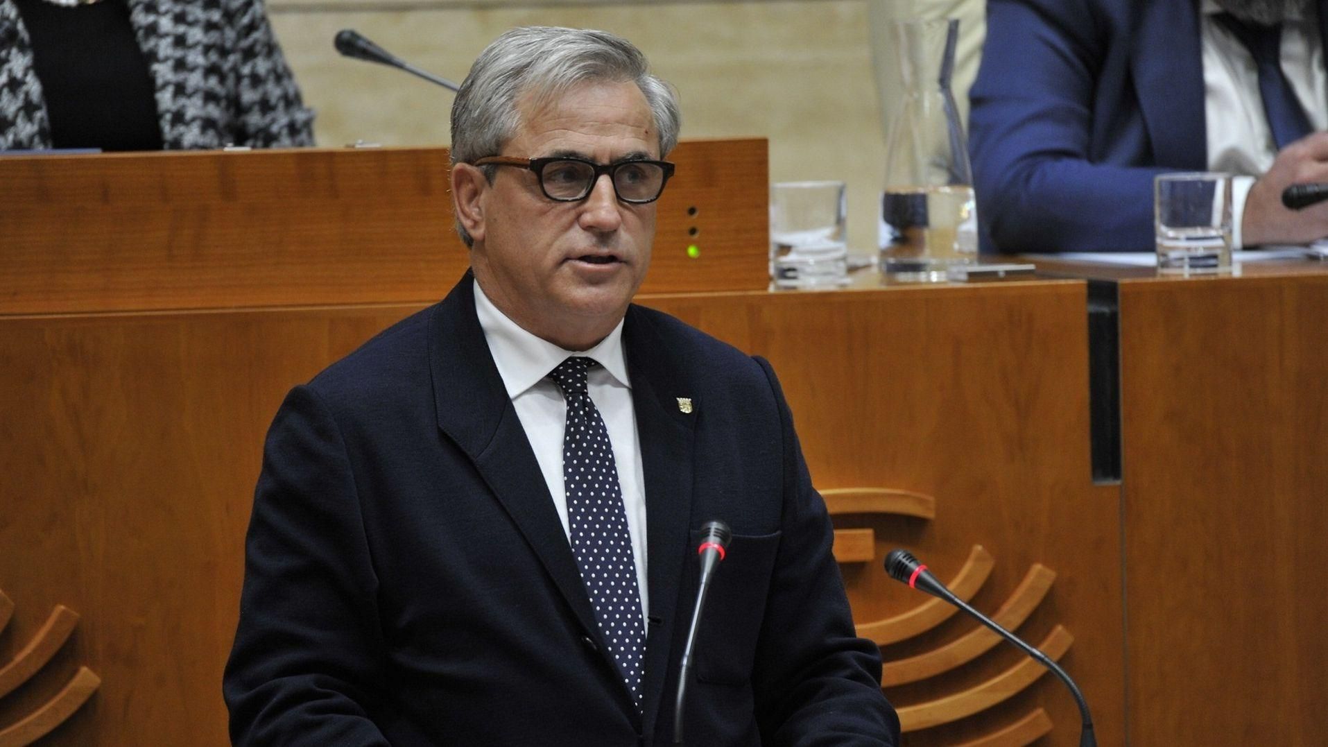 El fins ara conseller de Gestió Forestal i Món Rural de la Junta d'Extremadura, en una compareixença a l'assemblea regional, al gener Ignacio Higuero dimitix com a conseller de la Junta d'Extremadura