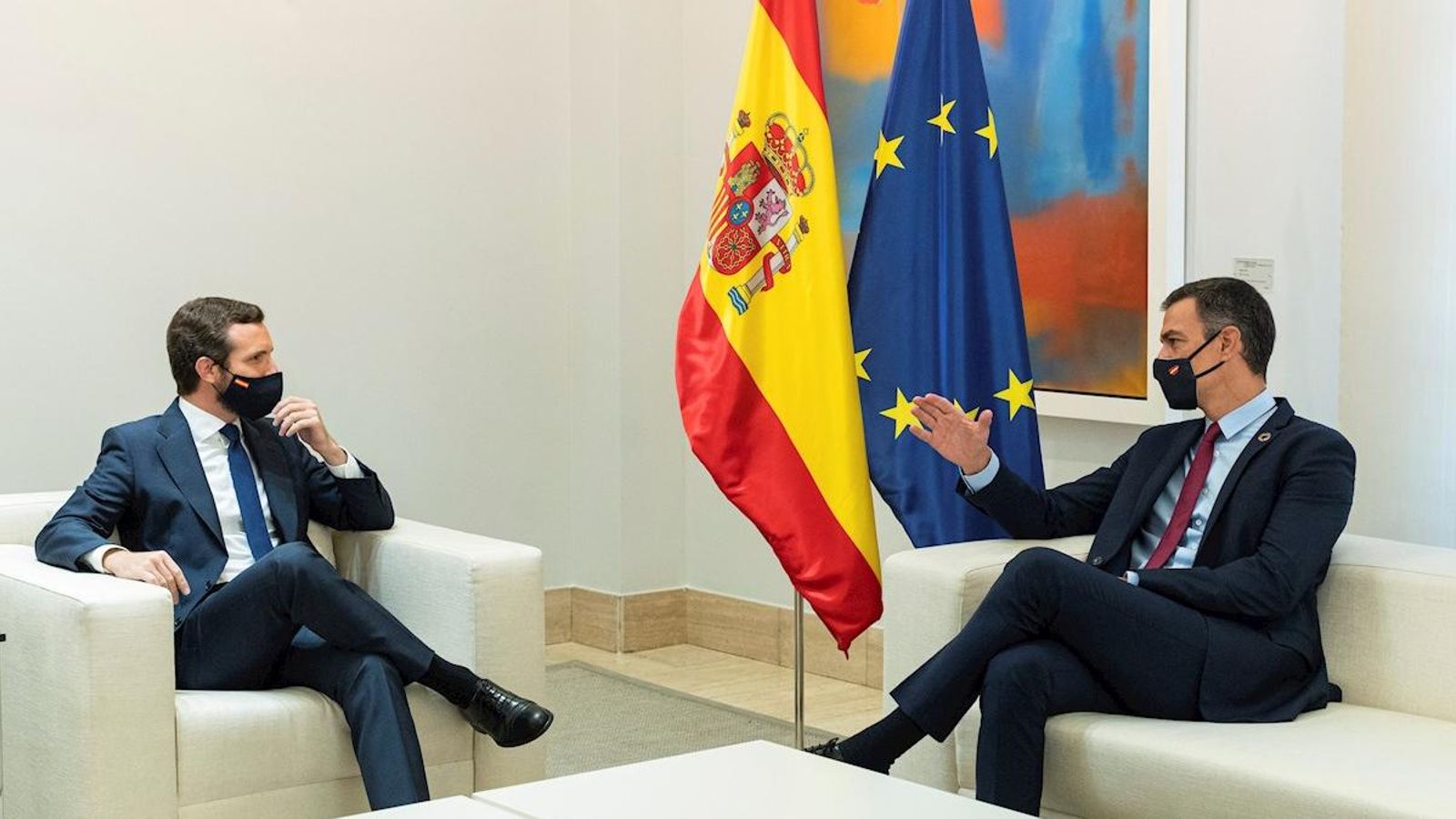 Pedro Sánchez, durant la trobada amb Pablo Casado