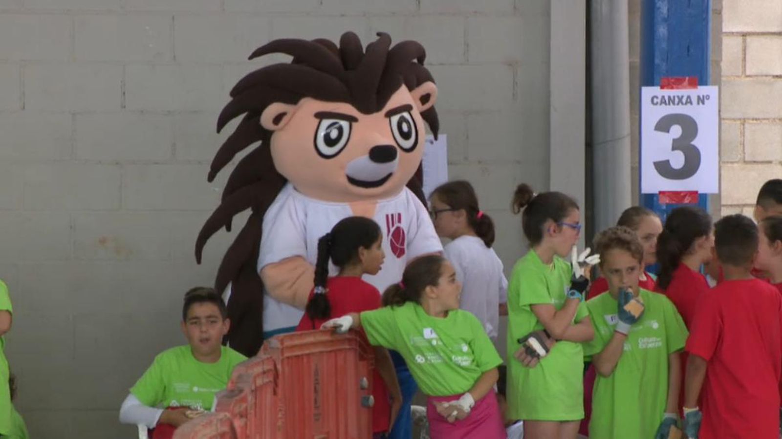 La mascota Mapi i els escolars a Benicarló