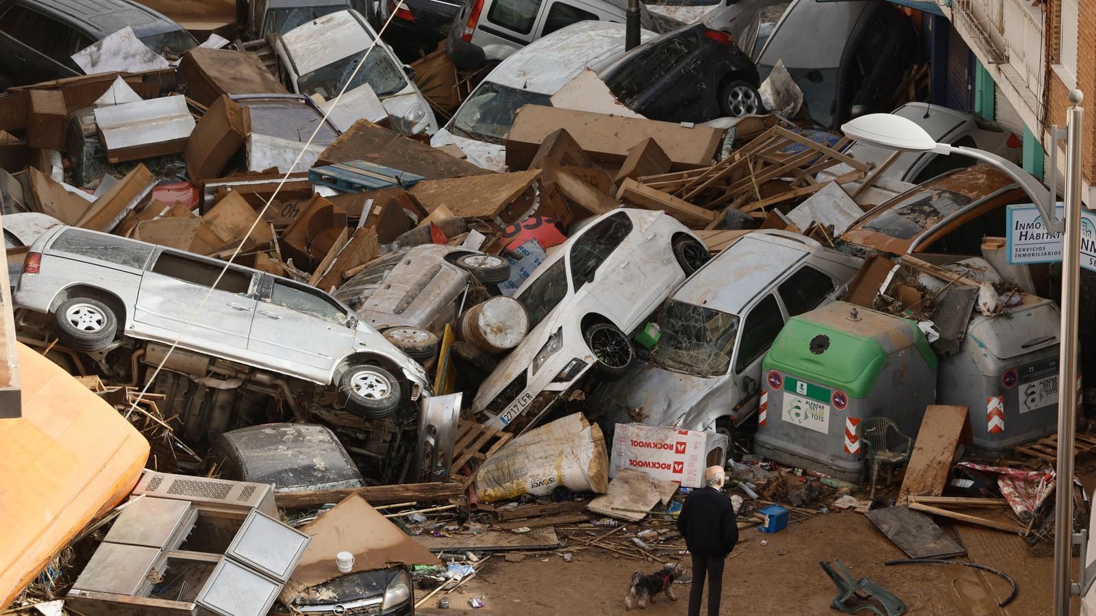 Un home observa la devastació de que va deixar la dana als carrers de Paiporta