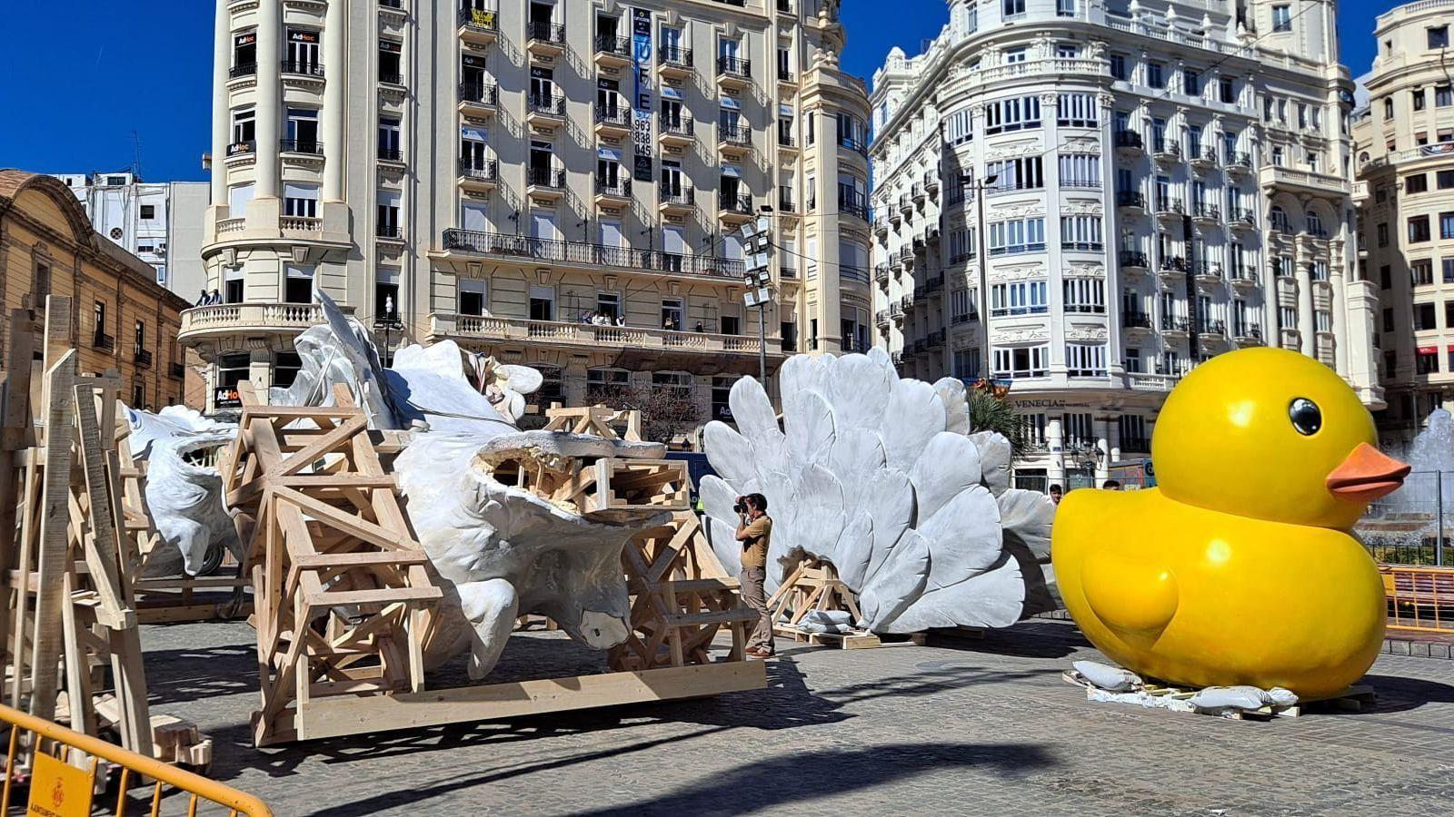 Les grans dimensions dels remats, els coloms, han arribat per peces a la plaça de l'Ajuntament de València