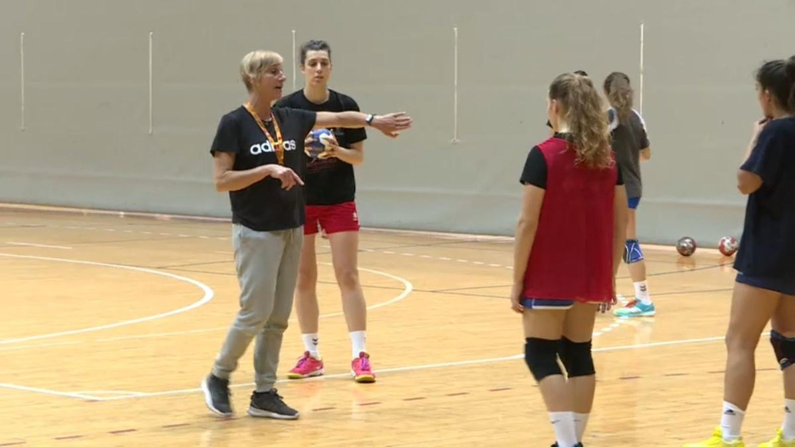 L'exjugadora de la selecció i olímpica Diana Box entrena el Mare Nostrum per a la lligueta d'ascens. L'exjugadora de la selecció i olímpica Diana Box entrena el Mare Nostrum per a la lligueta d'ascens.