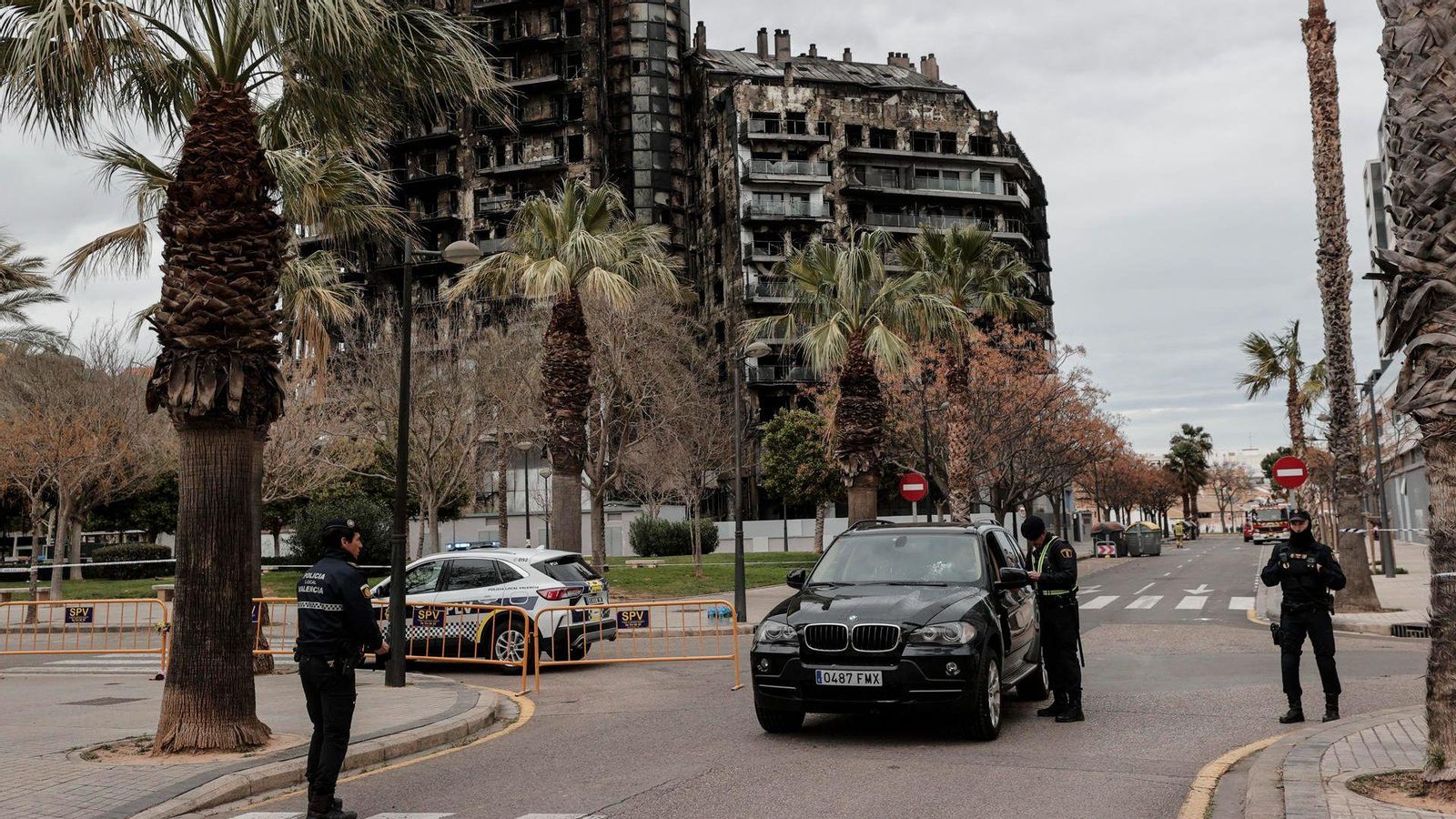 La policia local confirma amb un propietari la retirada del vehicle de l'edifici devastat per l'incendi a Campanar