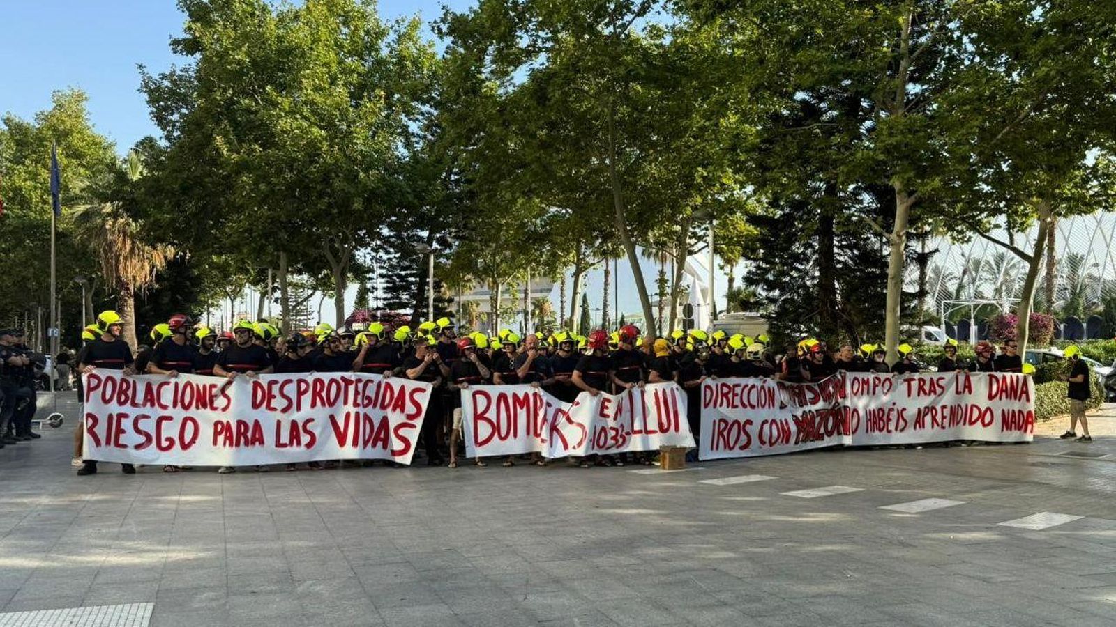 Protesta dels bombers a les portes de la Ciutat de la Justícia, este dijous