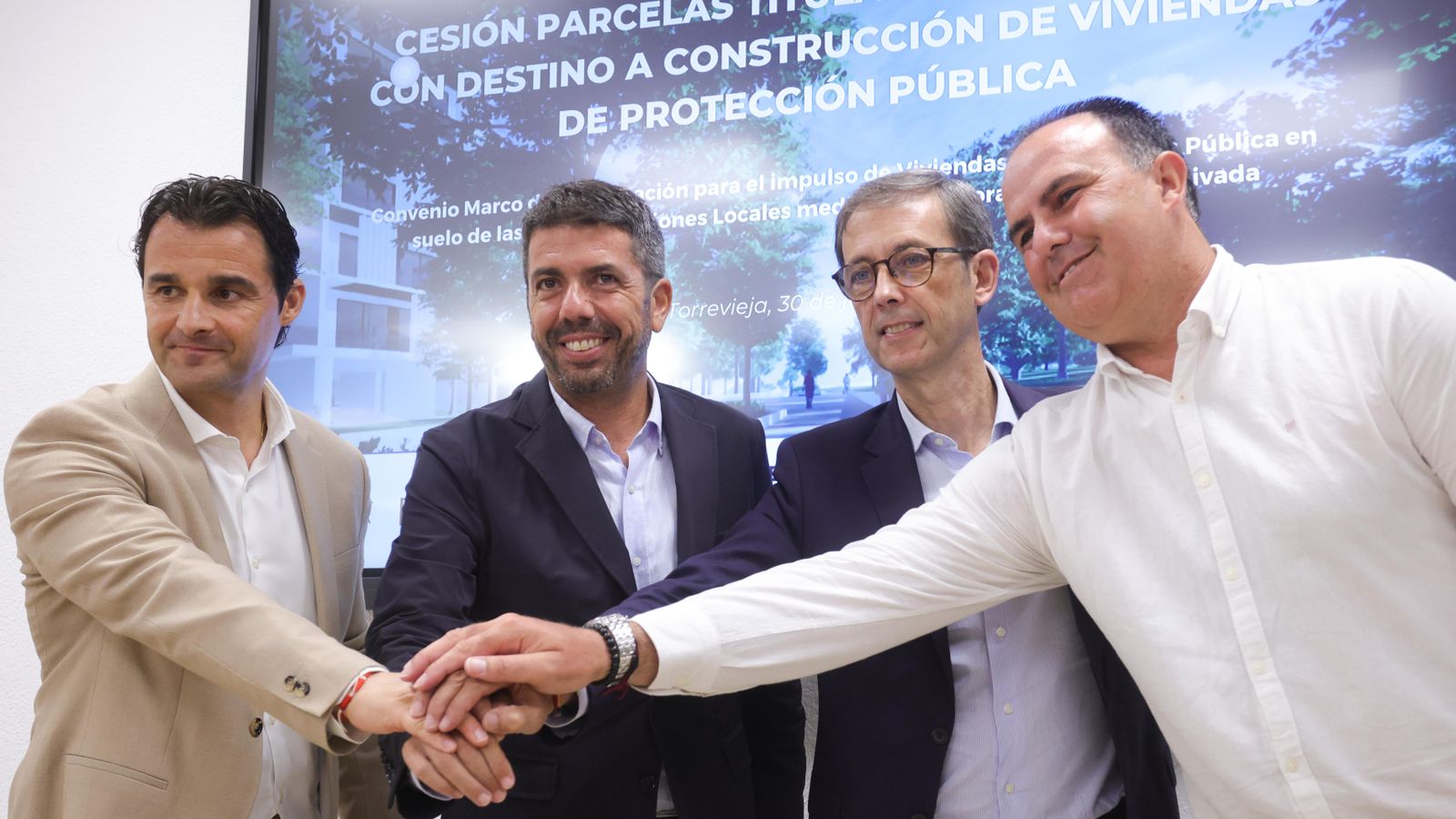 A l'esquerra, l'alcalde de Torrevella, Eduardo Dolón, i el president de la Generalitat, Carlos Mazón (centre esquerra), este dimarts