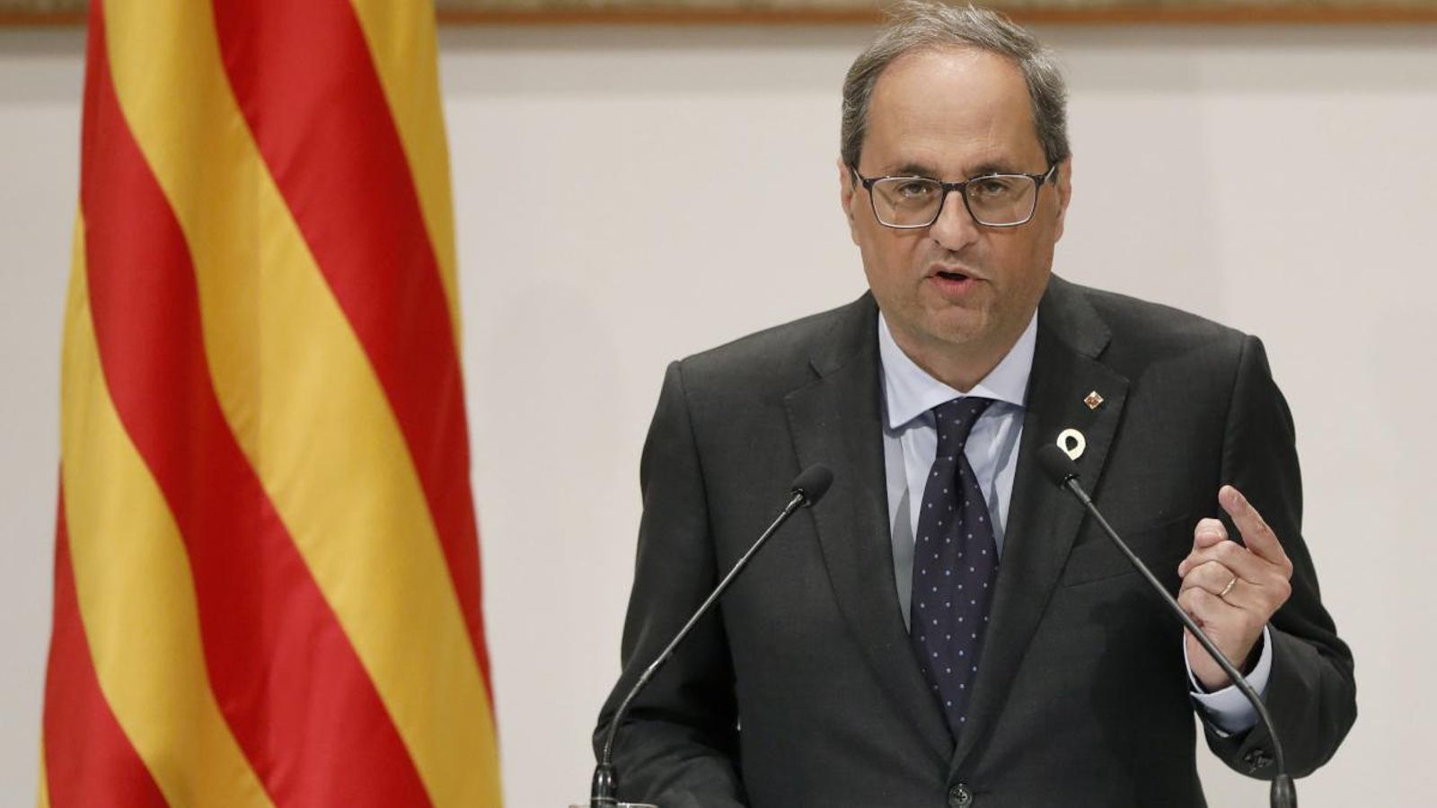 Quim Torra realitza una declaració institucional a la sala Torres García del Palau de la Generalitat. Andreu Dalmau (Efe)