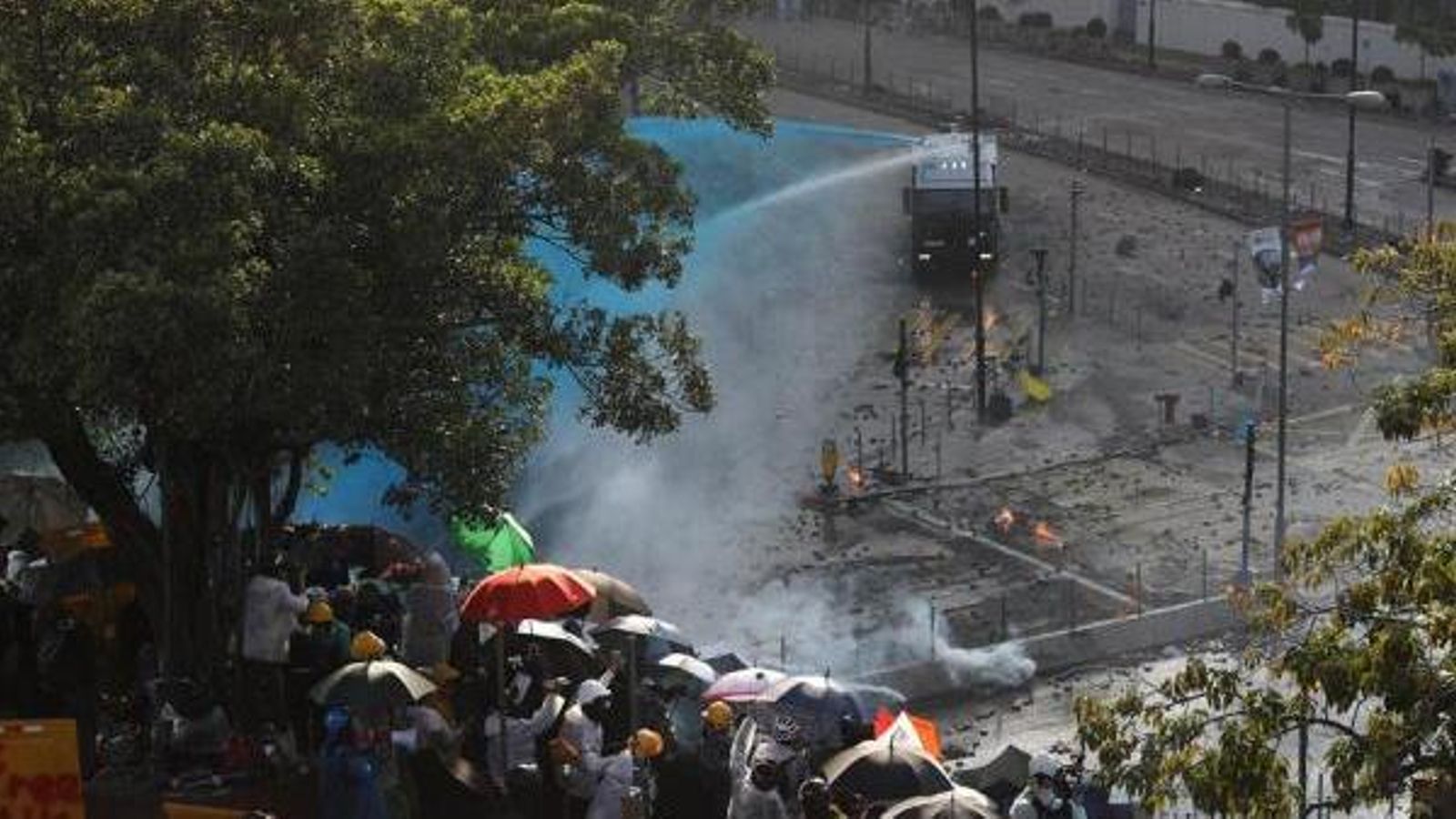 Enforntaments entre manifestatns i policia a la Universitat Politècnica de Hong Kong