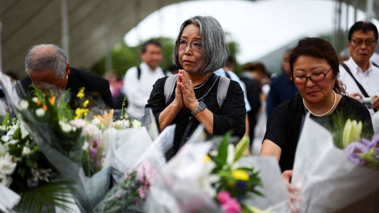 Assistents a l'acte de commemoració resen per les víctimes de la bomba atòmca a Nagasaki