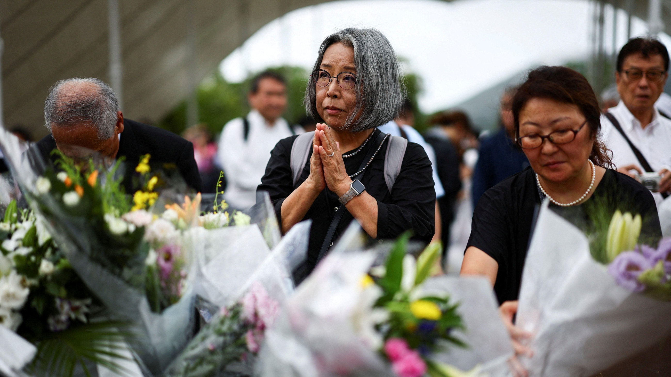 Assistents a l'acte de commemoració resen per les víctimes de la bomba atòmca a Nagasaki Assistents a l'acte de commemoració resen per les víctimes de la bomba atòmca a Nagasaki