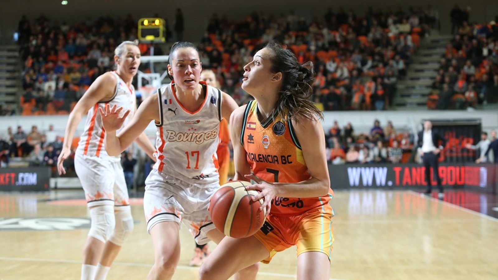 Ángela Salvadores, amb 15 punts ha sigut la màxima anotadora del València Basket contra el Bourges