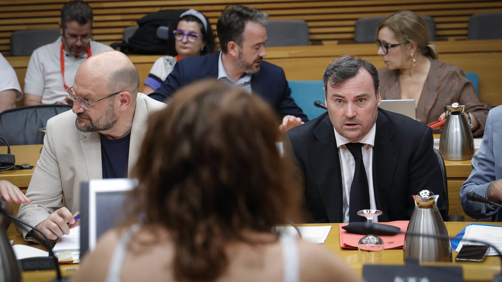 A la dreta, el diputat de Vox David Muñoz, este dimecres a les Corts