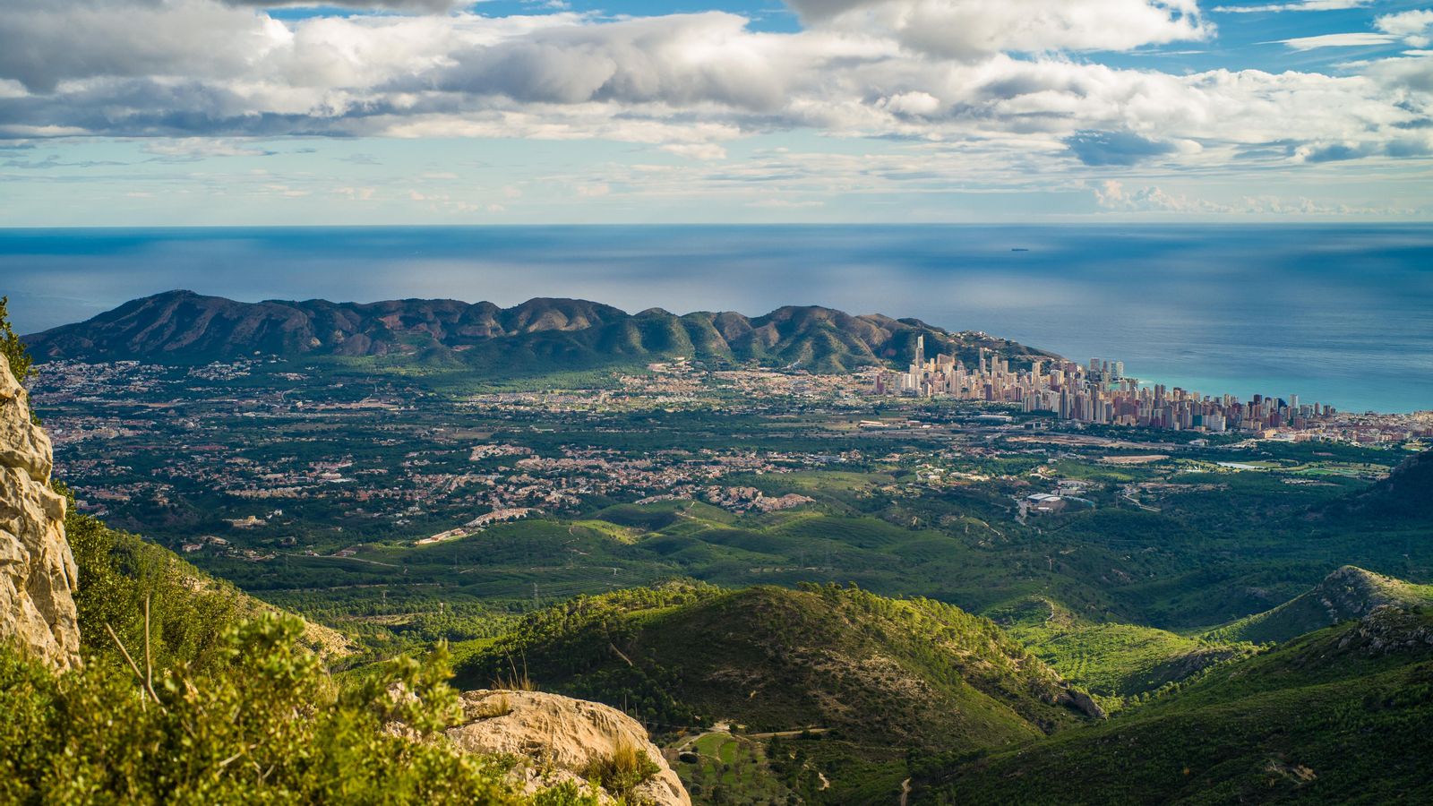 La Serra Gelada i la ciutat de Benidorm, vistes des de la Serra de Bèrnia (arxiu)