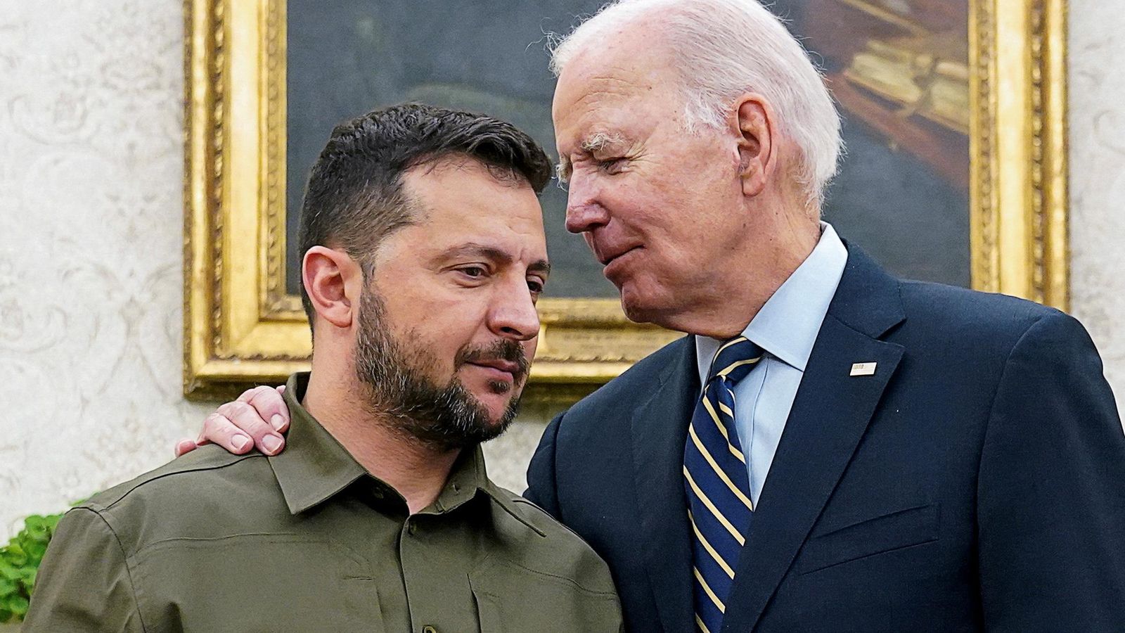 Joe Biden abraça a Volodímir Zelenski en l'Oficina Oval de la Casa Blanca a Washington, els Estats Units