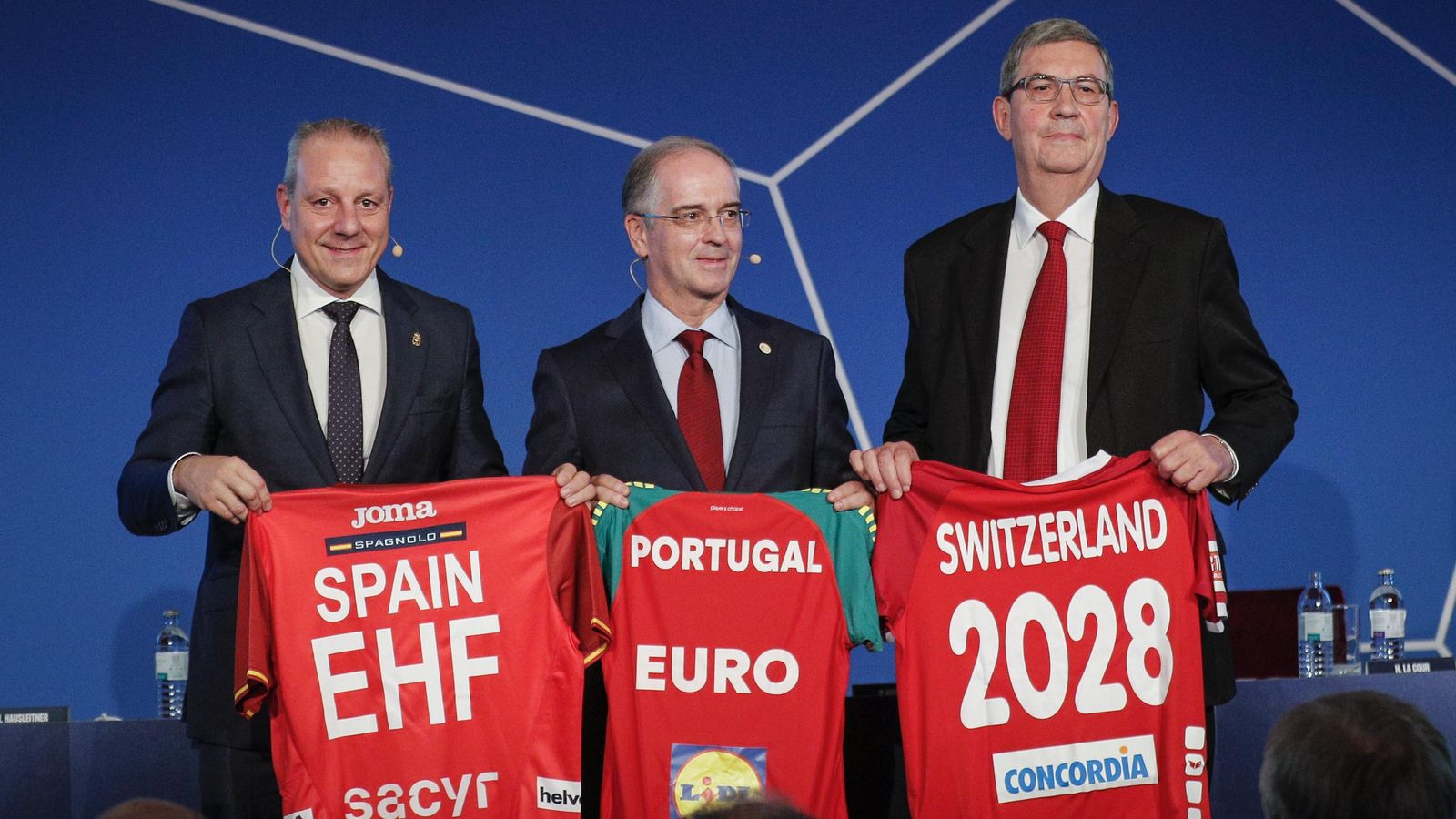 Els presidents de les federacions d'handbol d'Espanya, Suïssa i Portugal posen amb les samarretes de la candidatura