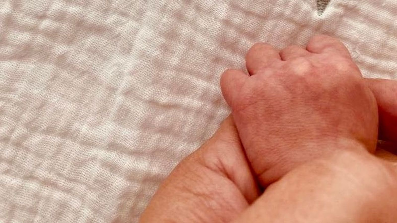 Foto compartida per Català a Twitter donant-li la mà al seu fill nounat