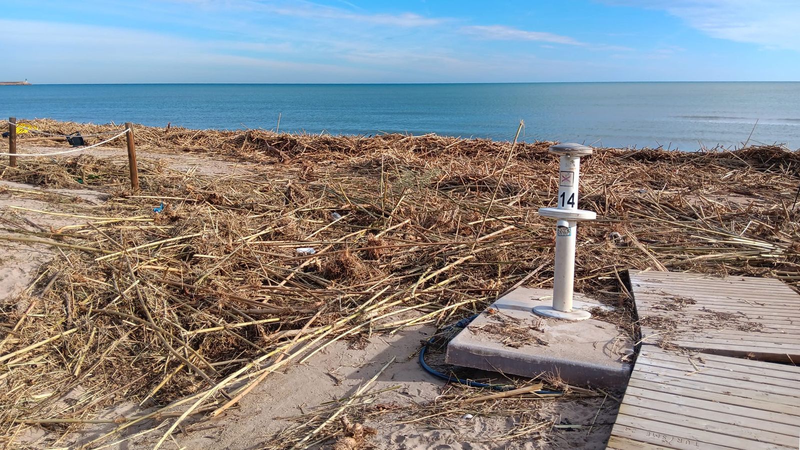 Acumulació de residus a la platja este divendres
