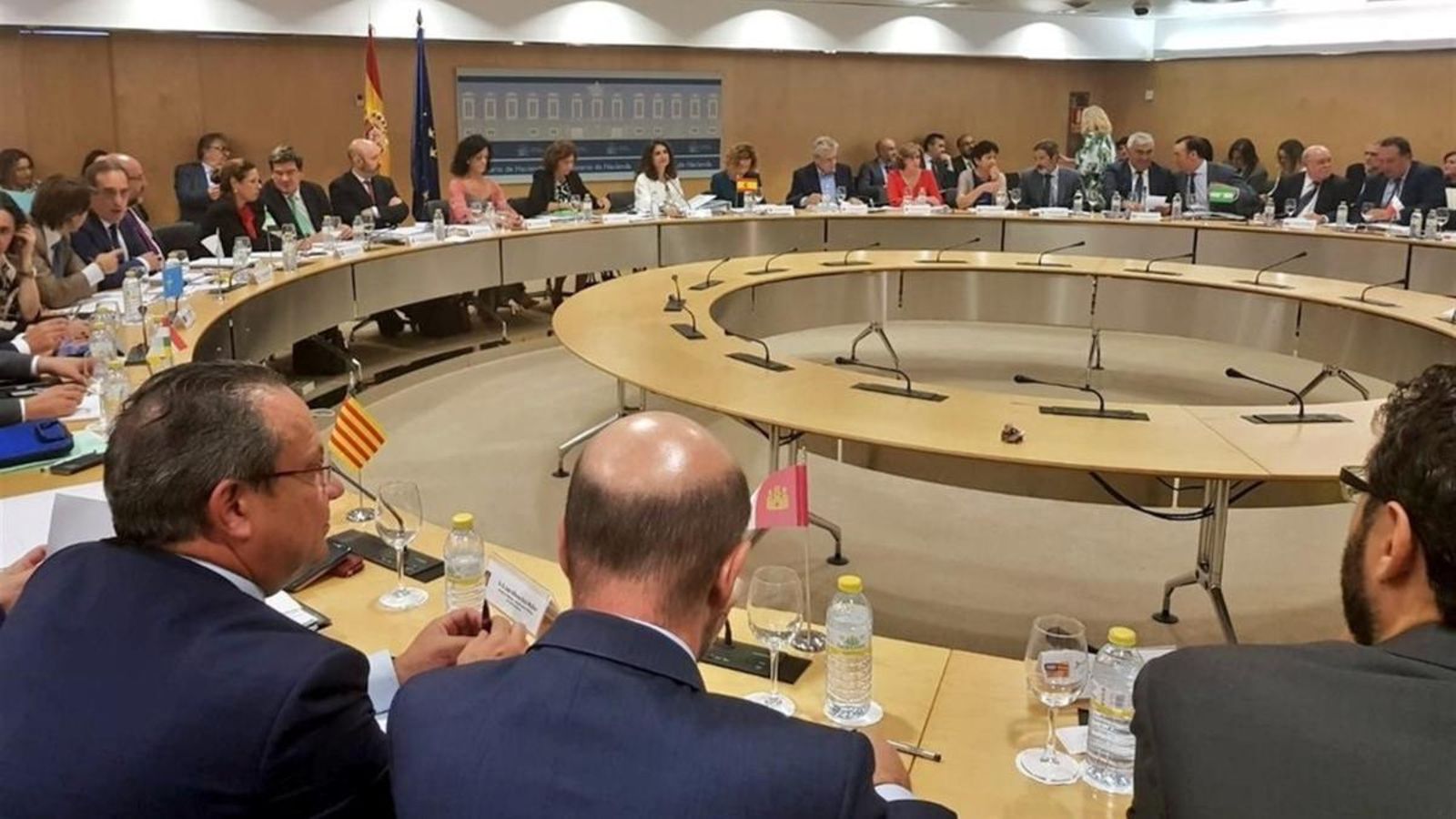 Els objectius d’estabilitat i deute públic aprovats passaran al Consell de Ministres on seran ratificats aquest divendres Els objectius d’estabilitat i deute públic aprovats passaran al Consell de Ministres on seran ratificats aquest divendres