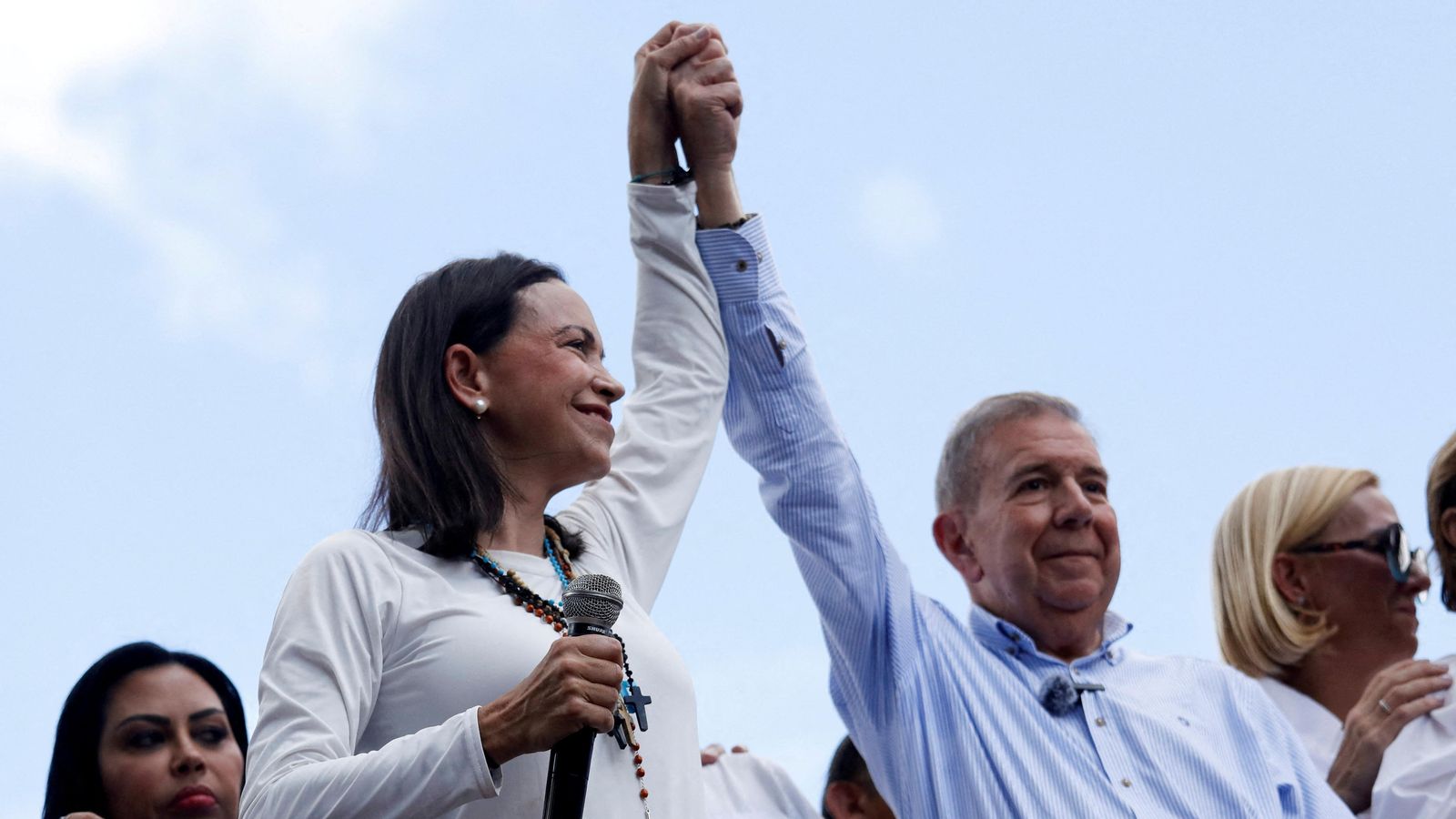 El candidat opositor Edmundo González Urrutia i la líder antichavista María Corina Machado s'agafen la mà en senyal de victòria