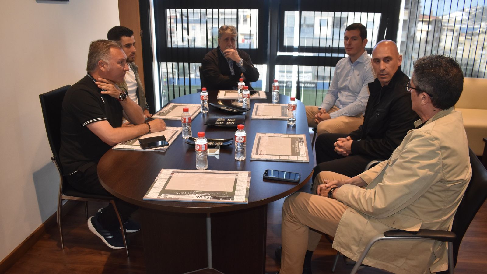 El president de la RFEF, Luis Rubiales, i el del Comité Tècnic d'Àrbitres, Luis Medina Cantalejo, durant la visita a Antonio Pozo, l'àrbitre agredit a Ceuta