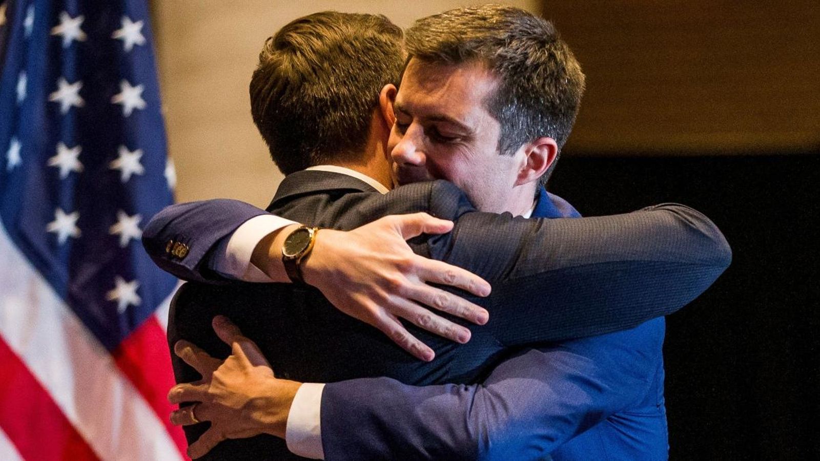Pete Buttigieg abraça el seu marit, Chasten Buttigieg, després d'anunciar la retirada de les primàries demòcrates