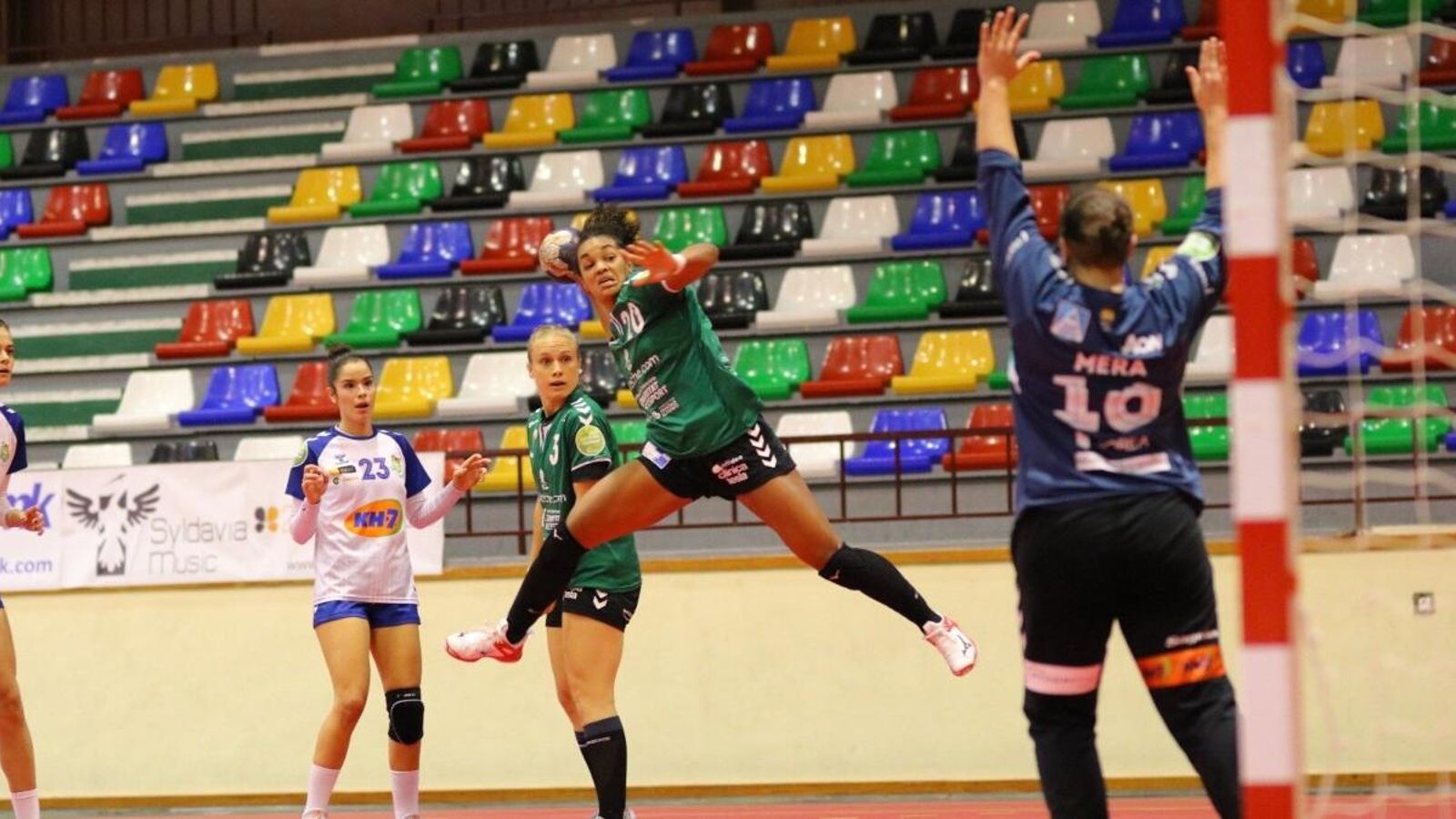 Joana Bolling fa un llançament a porteria