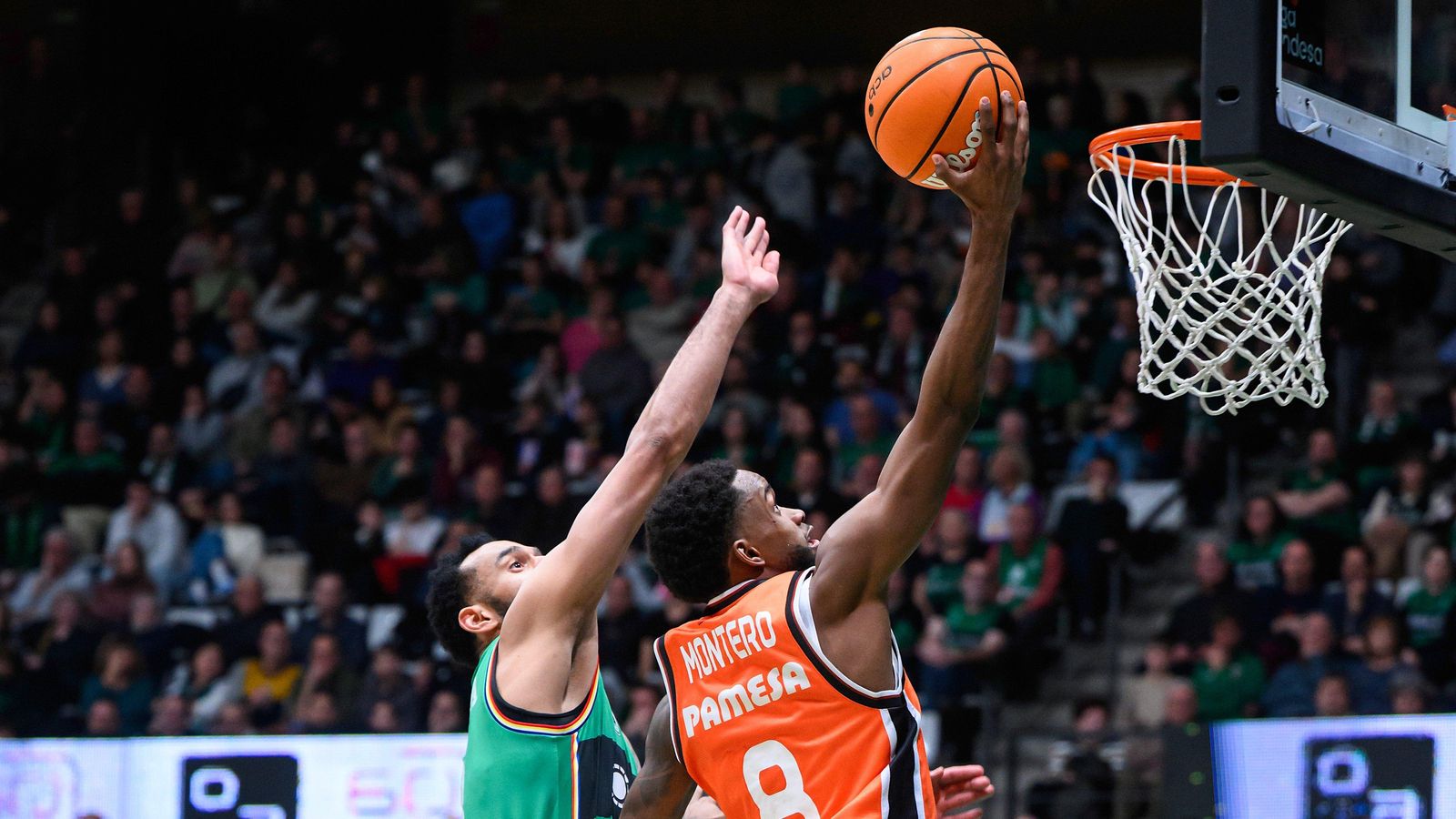 Montero fa una cistella