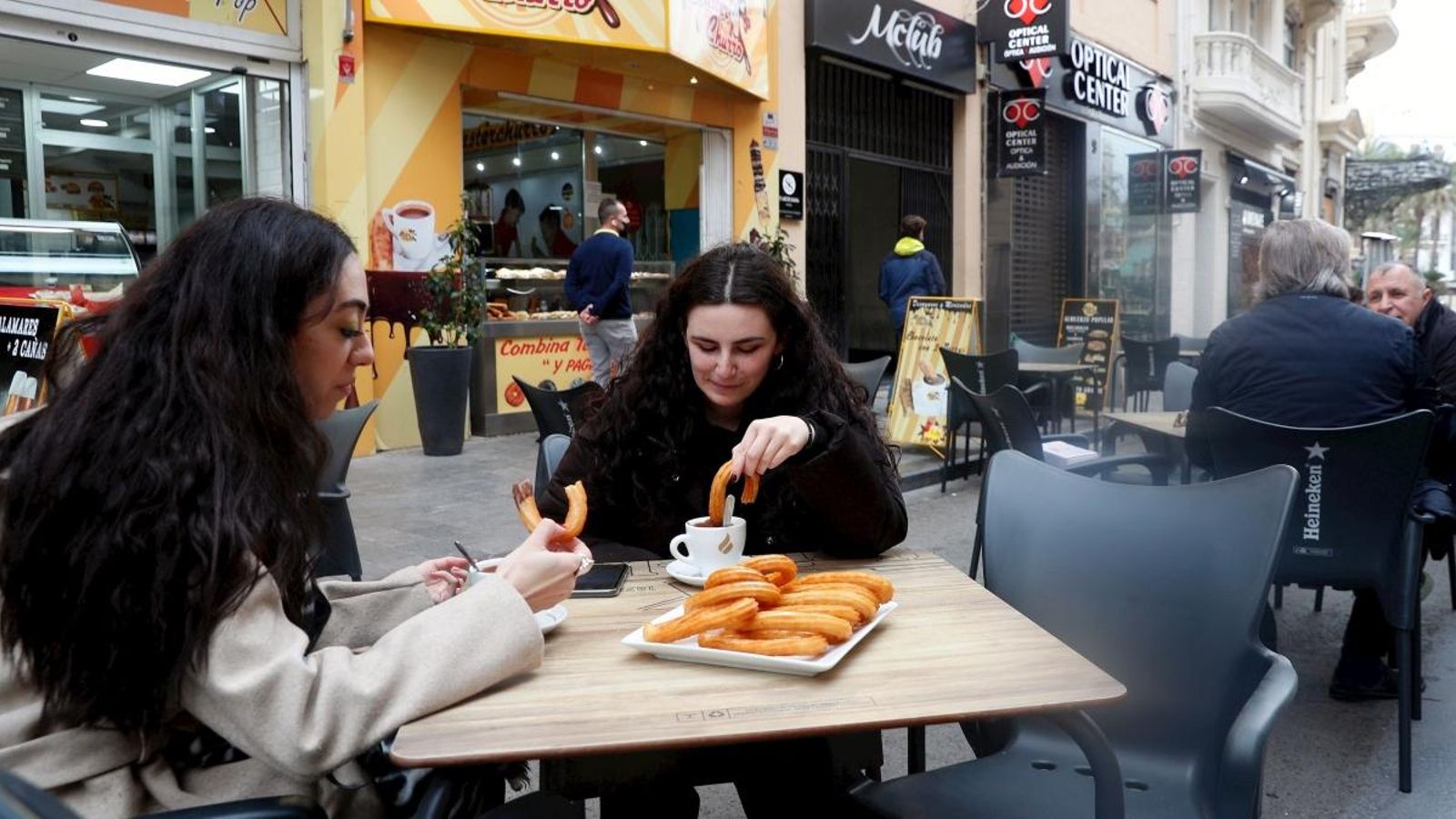Joves desdejunant en una terrassa del centre de València Joves desdejunant en una terrassa del centre de València