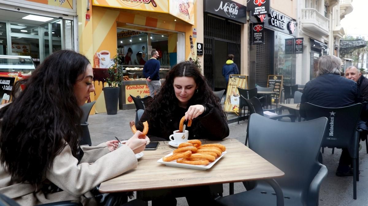 Joves desdejunant en una terrassa del centre de València Joves desdejunant en una terrassa del centre de València