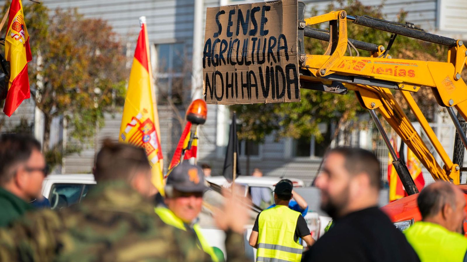 Llauradors que s'han concentrat a la Ciutat del Transport de Castelló abans d'iniciar la marxa cap al centre de la ciutat