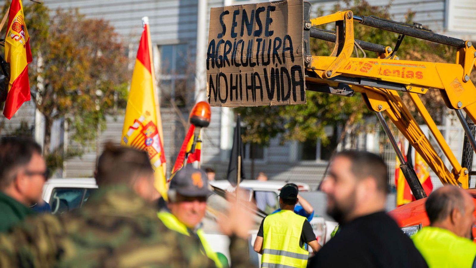 Llauradors que s'han concentrat a la Ciutat del Transport de Castelló abans d'iniciar la marxa cap al centre de la ciutat