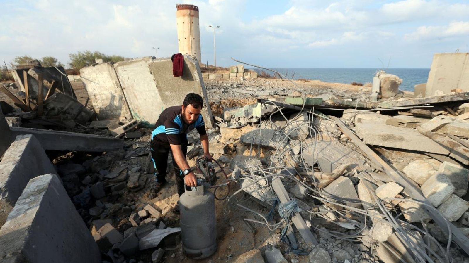 Un home palestí inspecciona el terreny després del bombardeig d'Israel