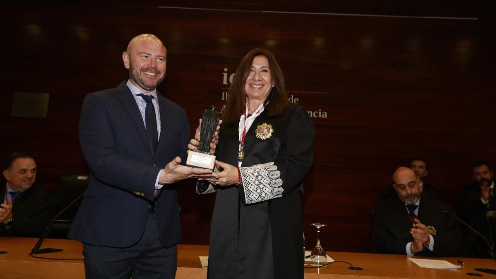 El president de la Diputació, Antoni Gaspar, ha rebut el guardó de mans de la degana, Auxiliadora Borja