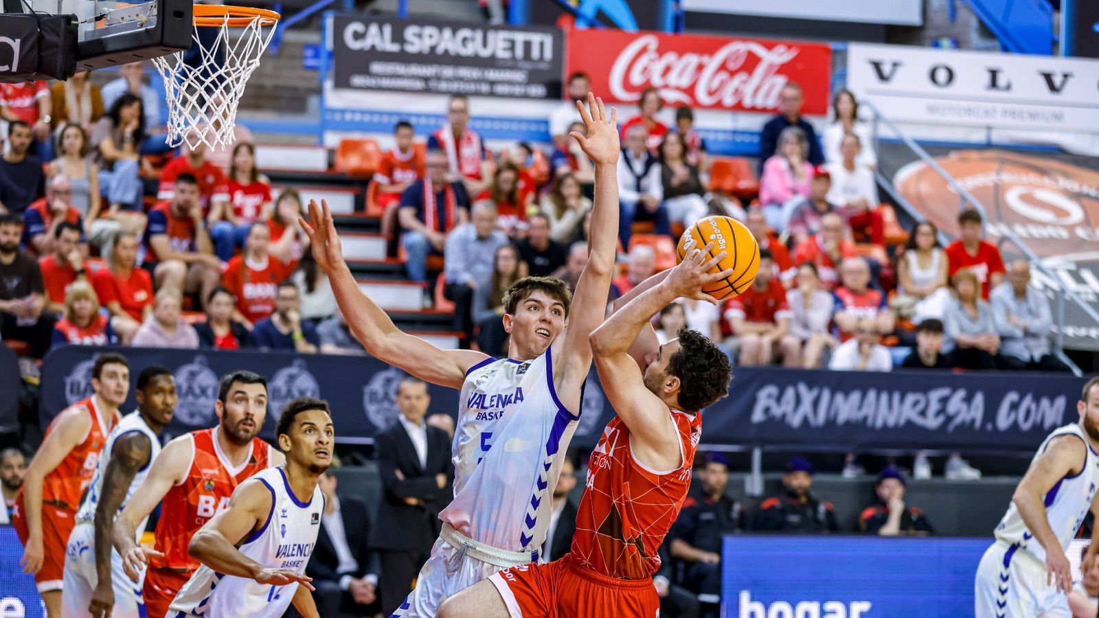 De Larrea tracta d'evitar una cistella rival