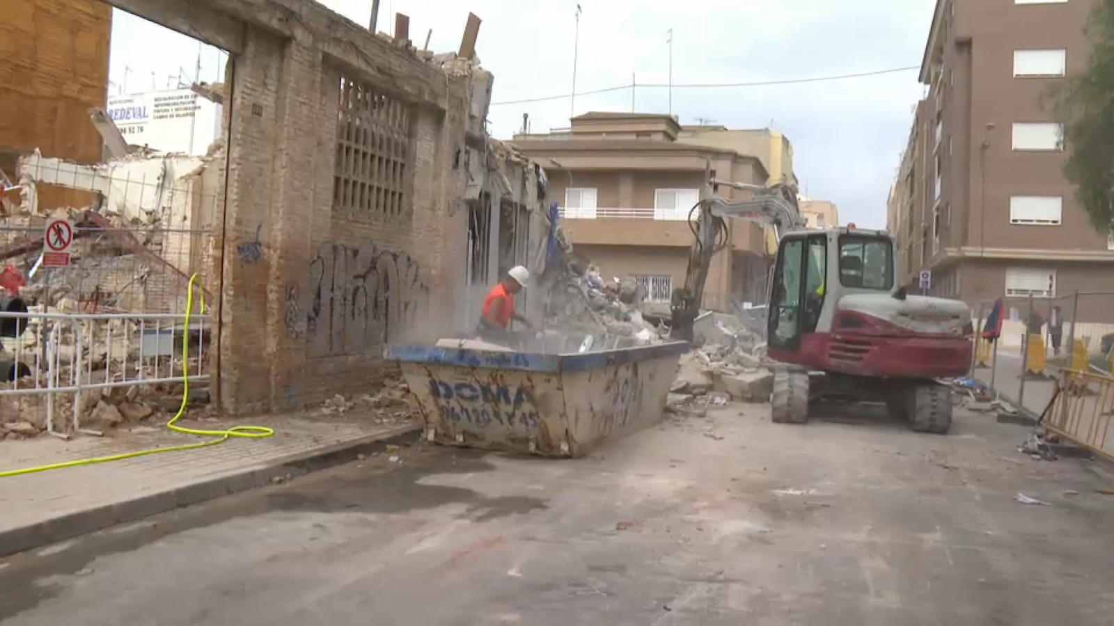 En la imatge, els treballs de desenrunament de l'edifici afonat a Benetússer