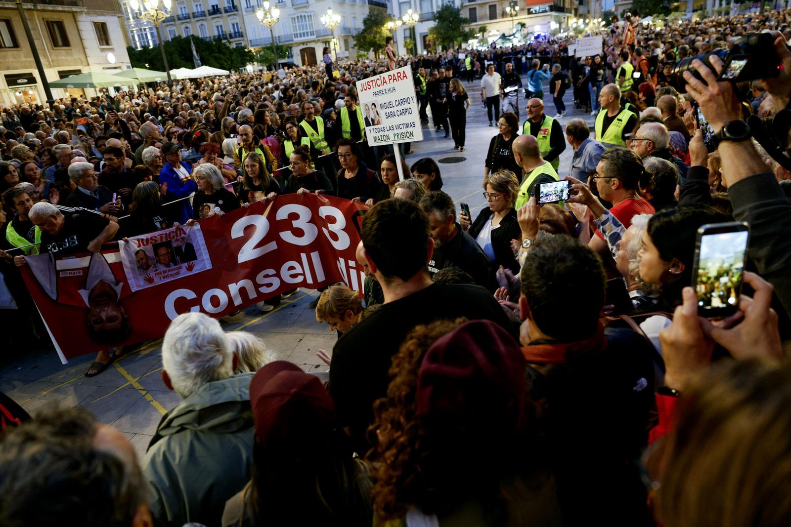 Milers de persones participen este dissabte en una manifestació a València contra Carlos Mazón i la seua gestió de la dana.