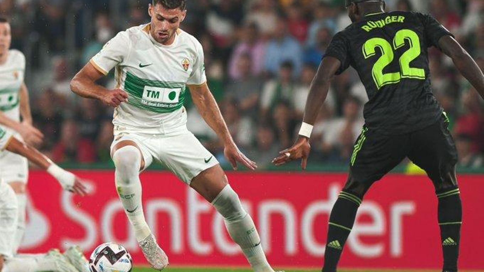 Lucas Boyé davant d'un jugador del Reial Madrid en el partit al Martínez Valero