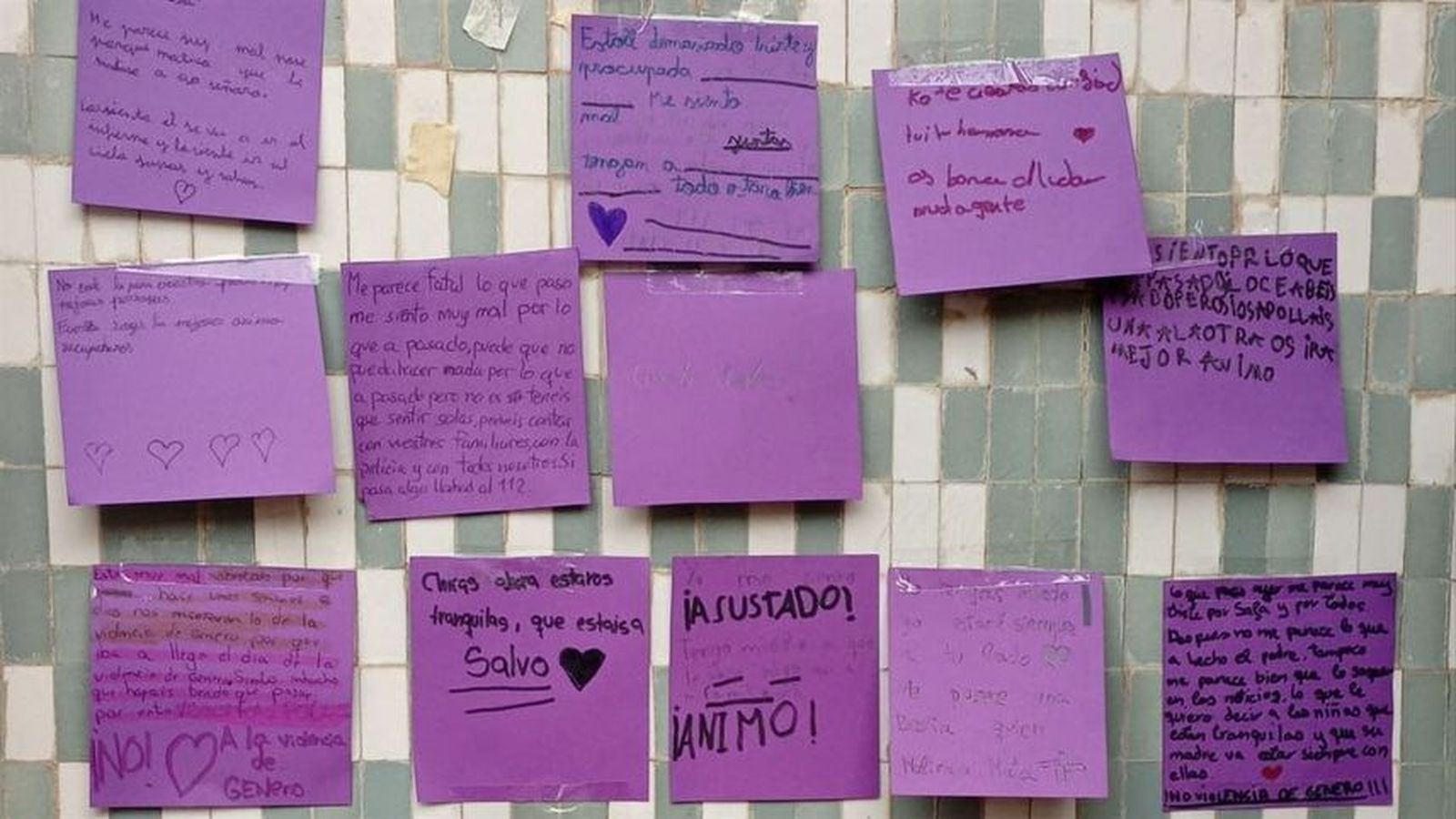 Missatges de suport a la vivenda de la dona assassinada de Sagunt el passat mes de novembre.