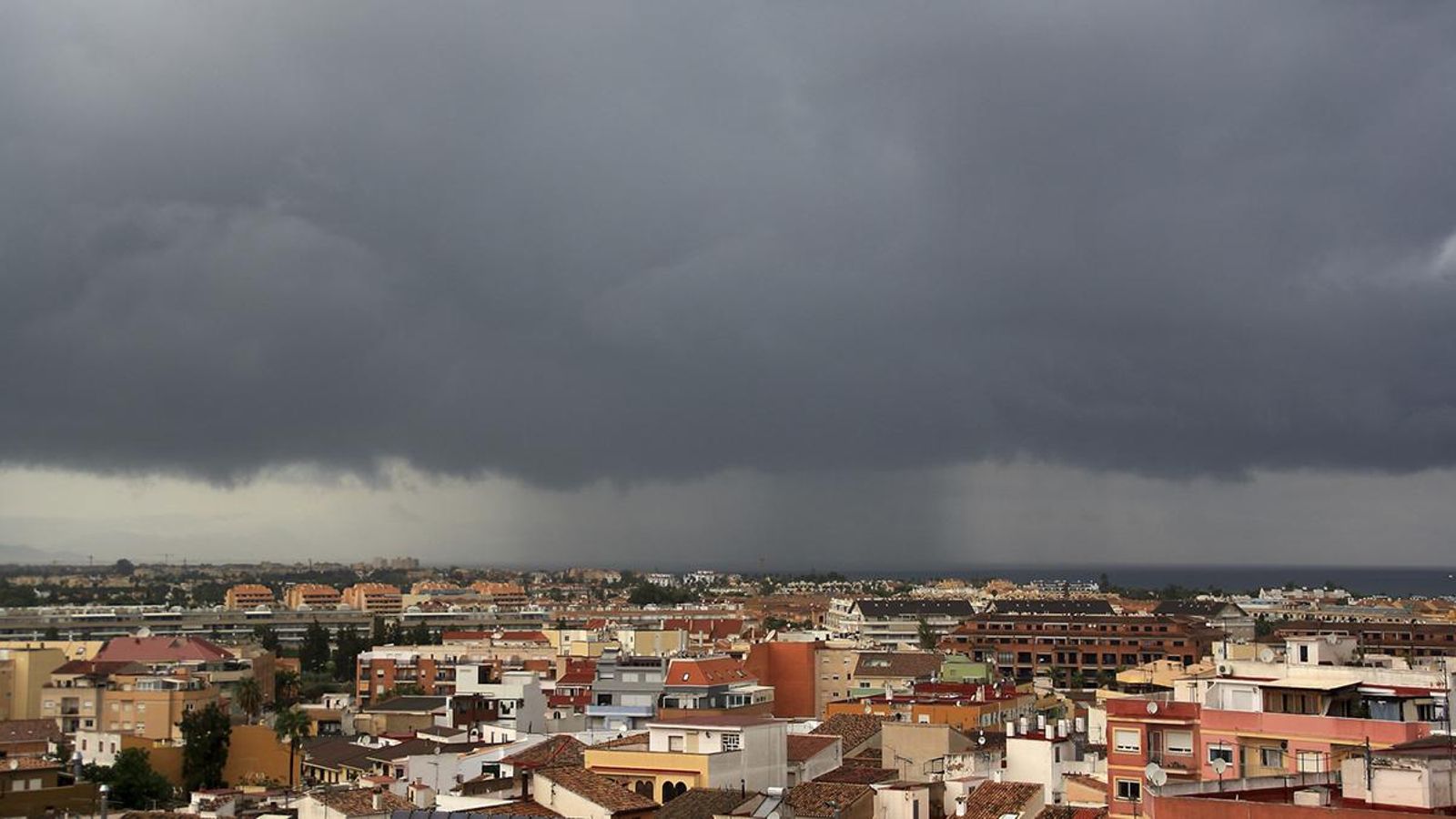 Les fortes tempestes forcen a fer rescats, tancar parcs i suspendre actes