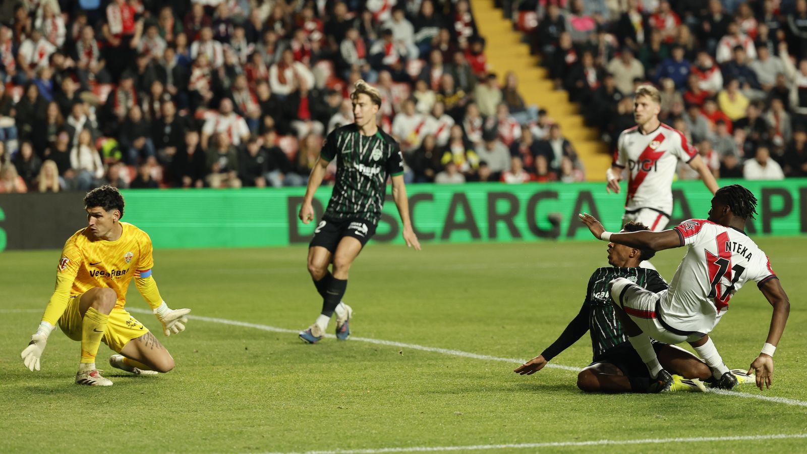 Nteka s'ha avançat a Buba Sangaré per a superar Matías Dituro