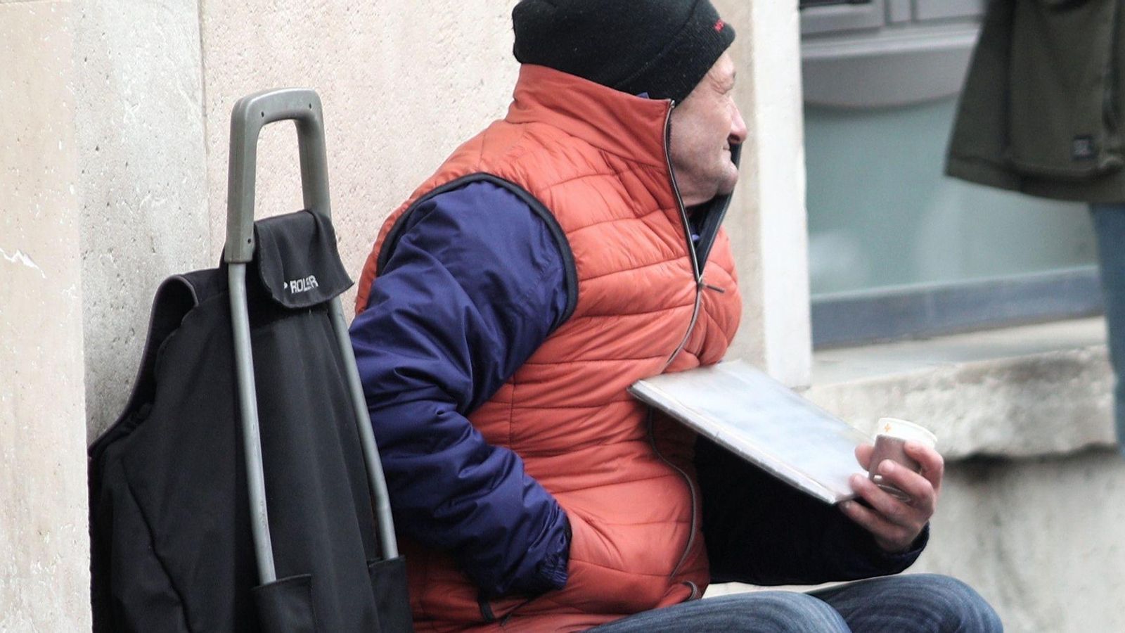 Una persona sense llar demana ajuda al carrer en la ciutat d'Alacant