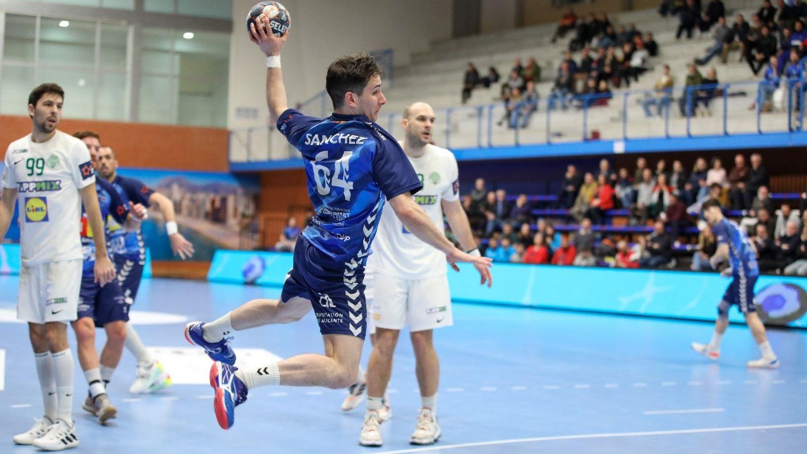 Adrian Sanchez fa un llançament a porteria